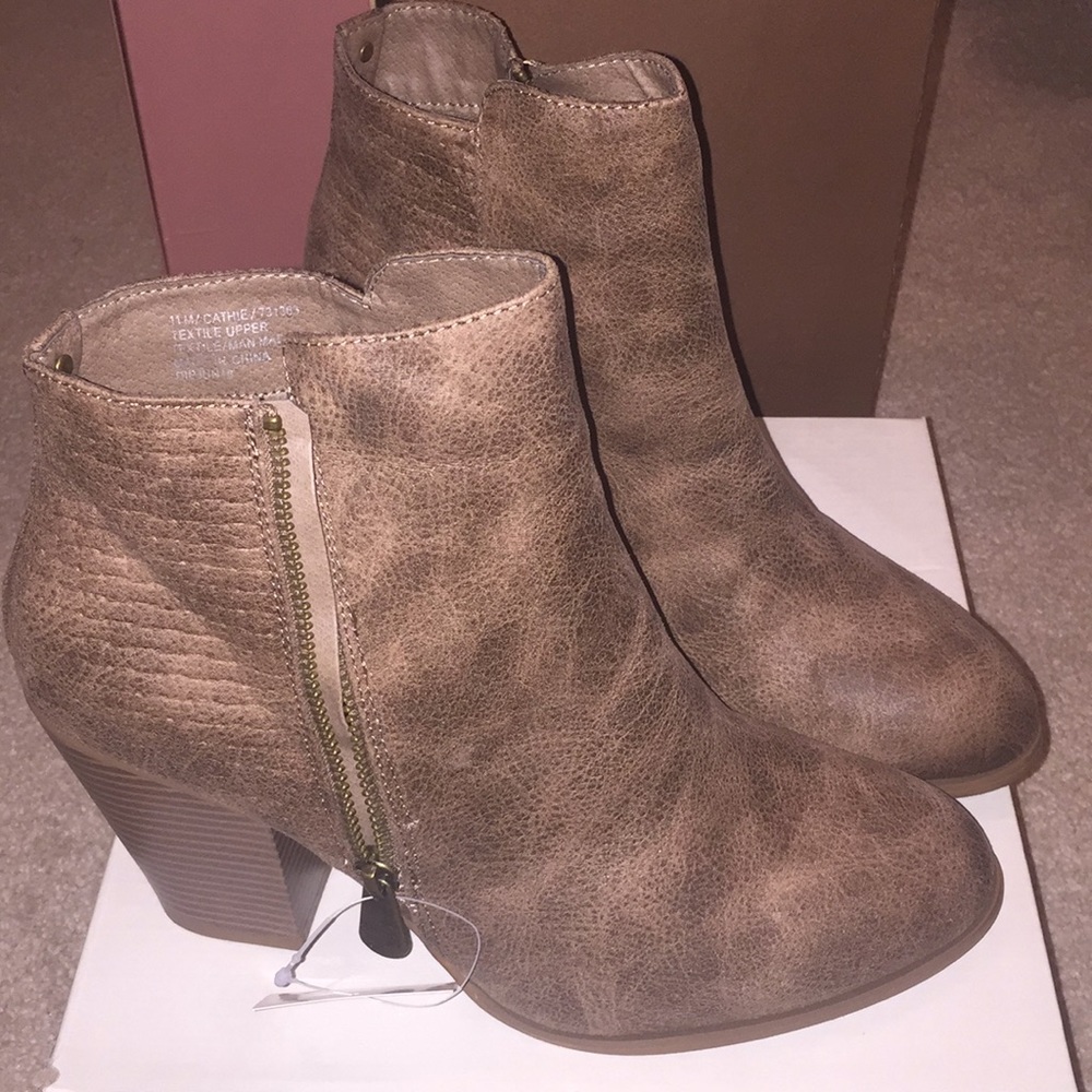 Daisy Fuentes-Cathie Boots